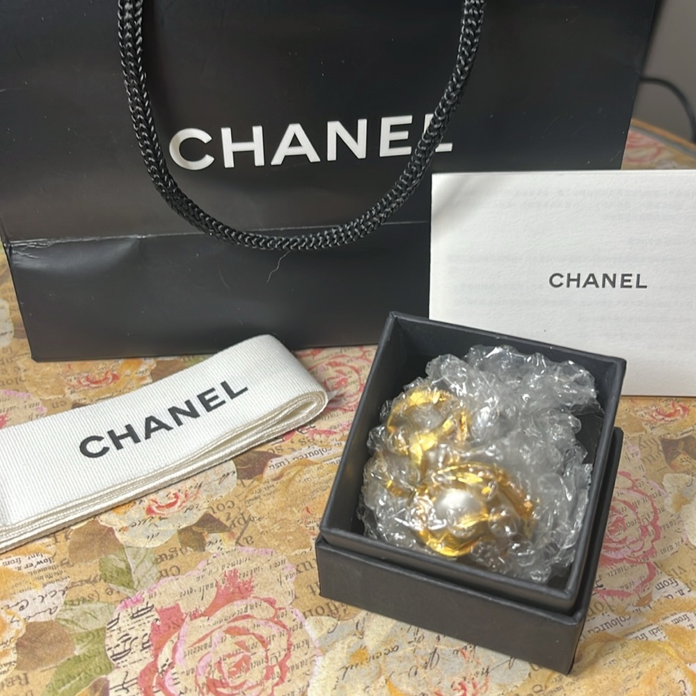 CHANEL Gold Iconic Interlocking CC Earrings 🔥 SALE - Picture 6 of 6